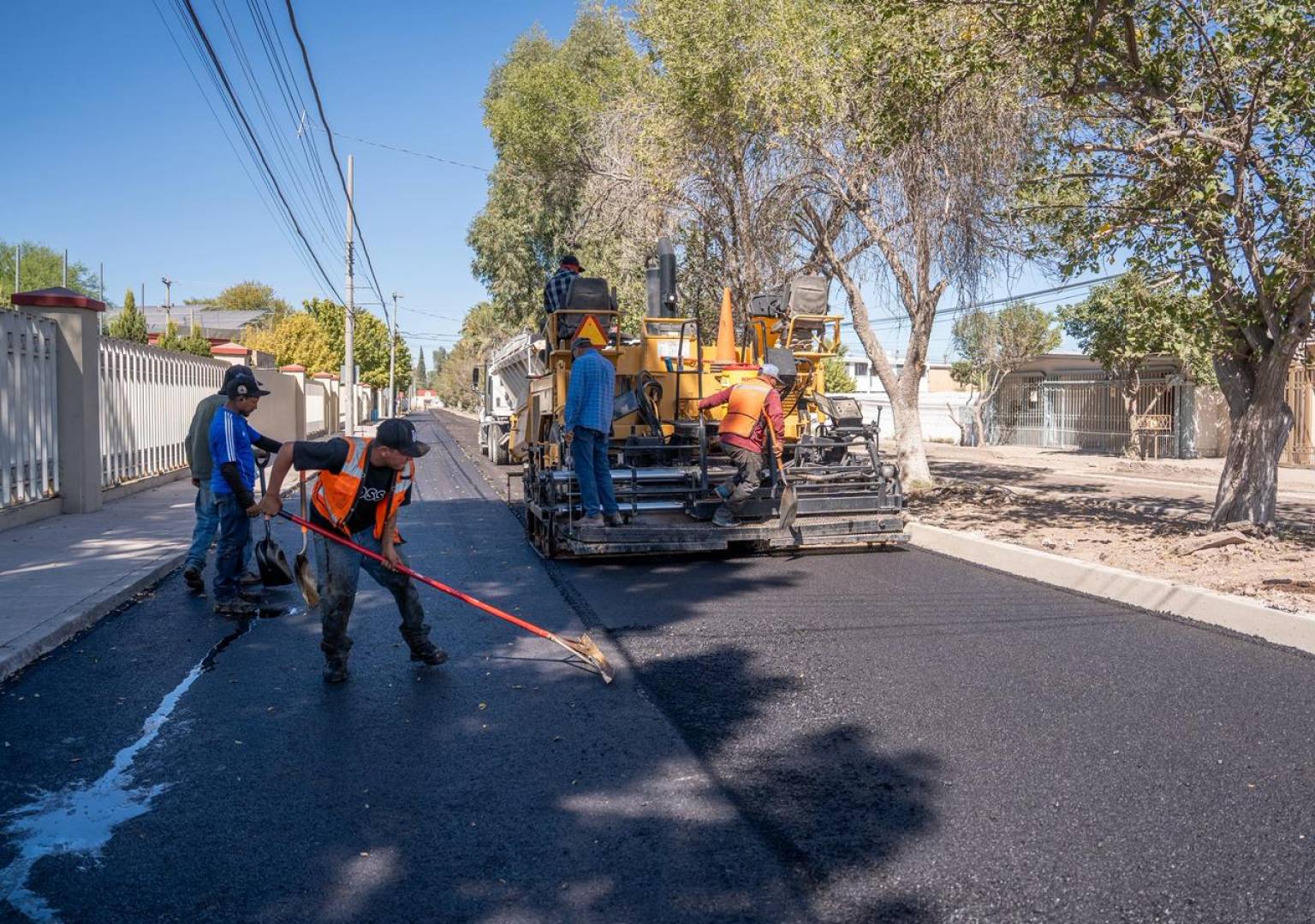 Avanza obra de pavimentación en la avenida Carlos Blake; prevén liberar vialidad este fin de semana