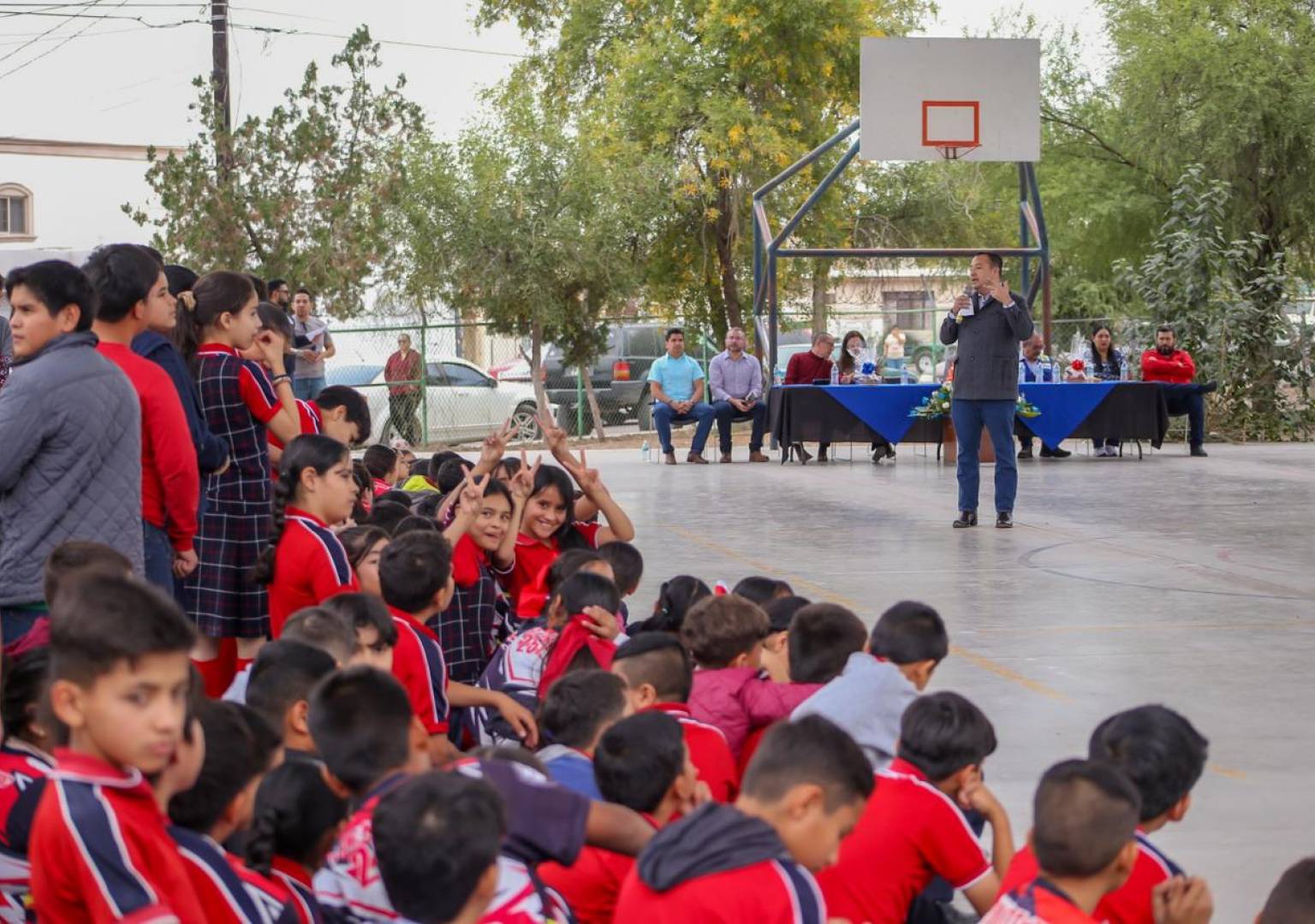Entrega ICHIFE y Municipio baños renovados durante el 60 aniversario de la 20 de Noviembre