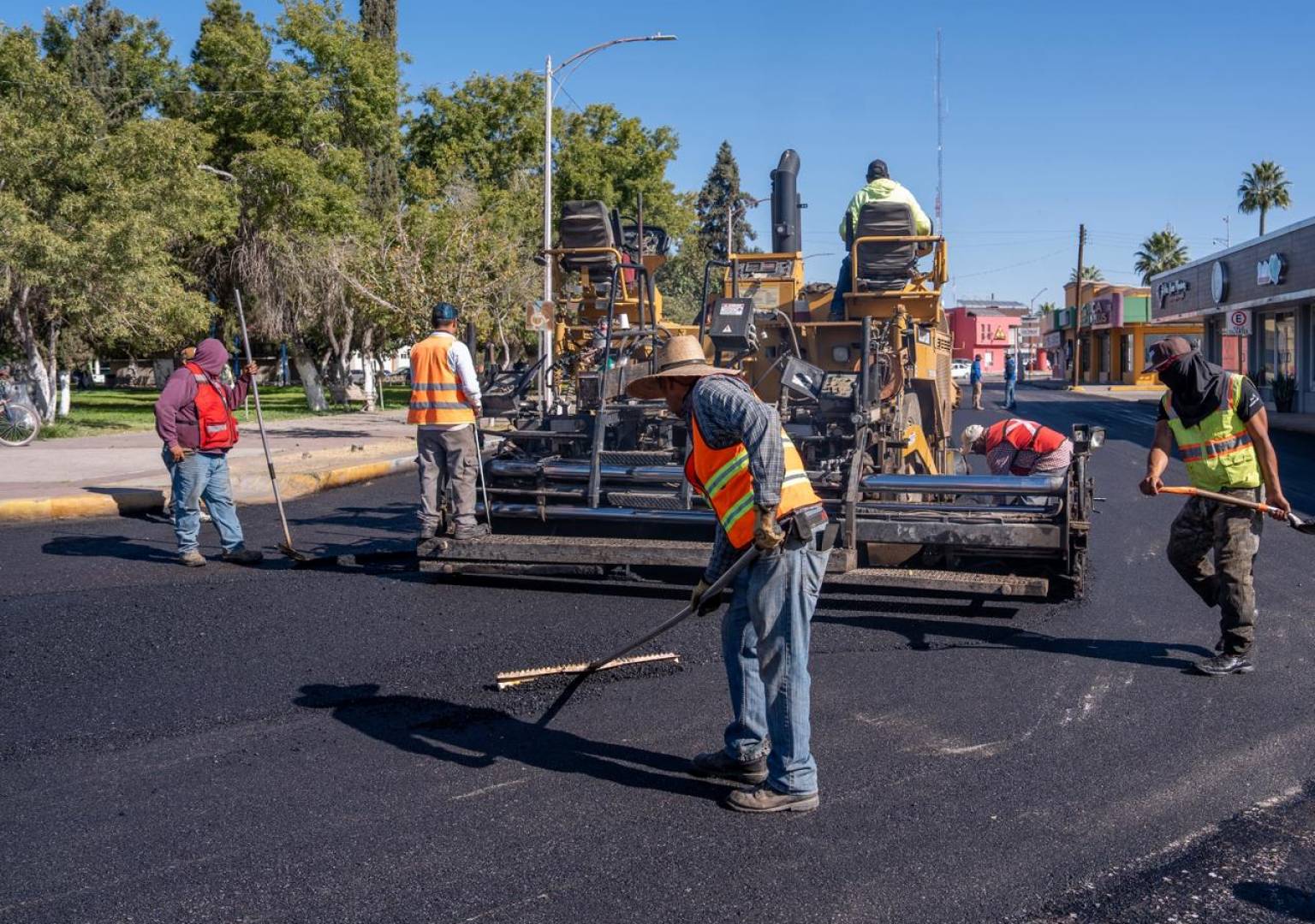 Constata alcalde avance de pavimentación en el circuito de la Plaza de la República