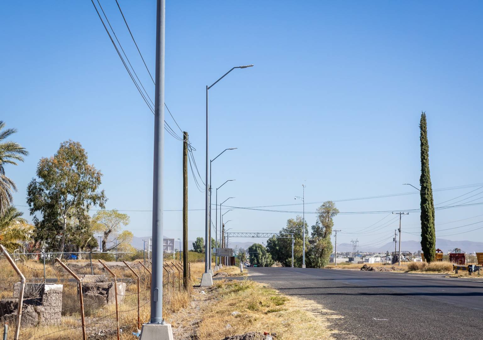 Avanza modernización de luminarias en la carretera Delicias–Presa Las Vírgenes