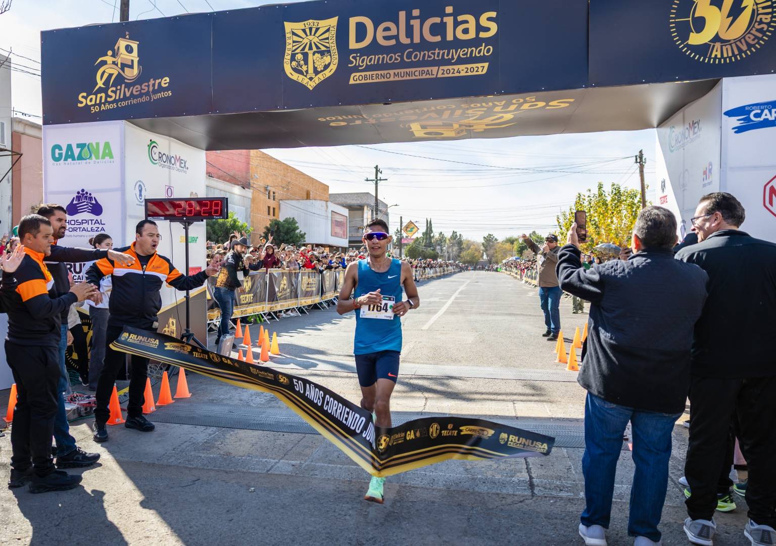 Reúnen a más de 2,200 corredores en la edición 50 de la San Silvestre en Delicias