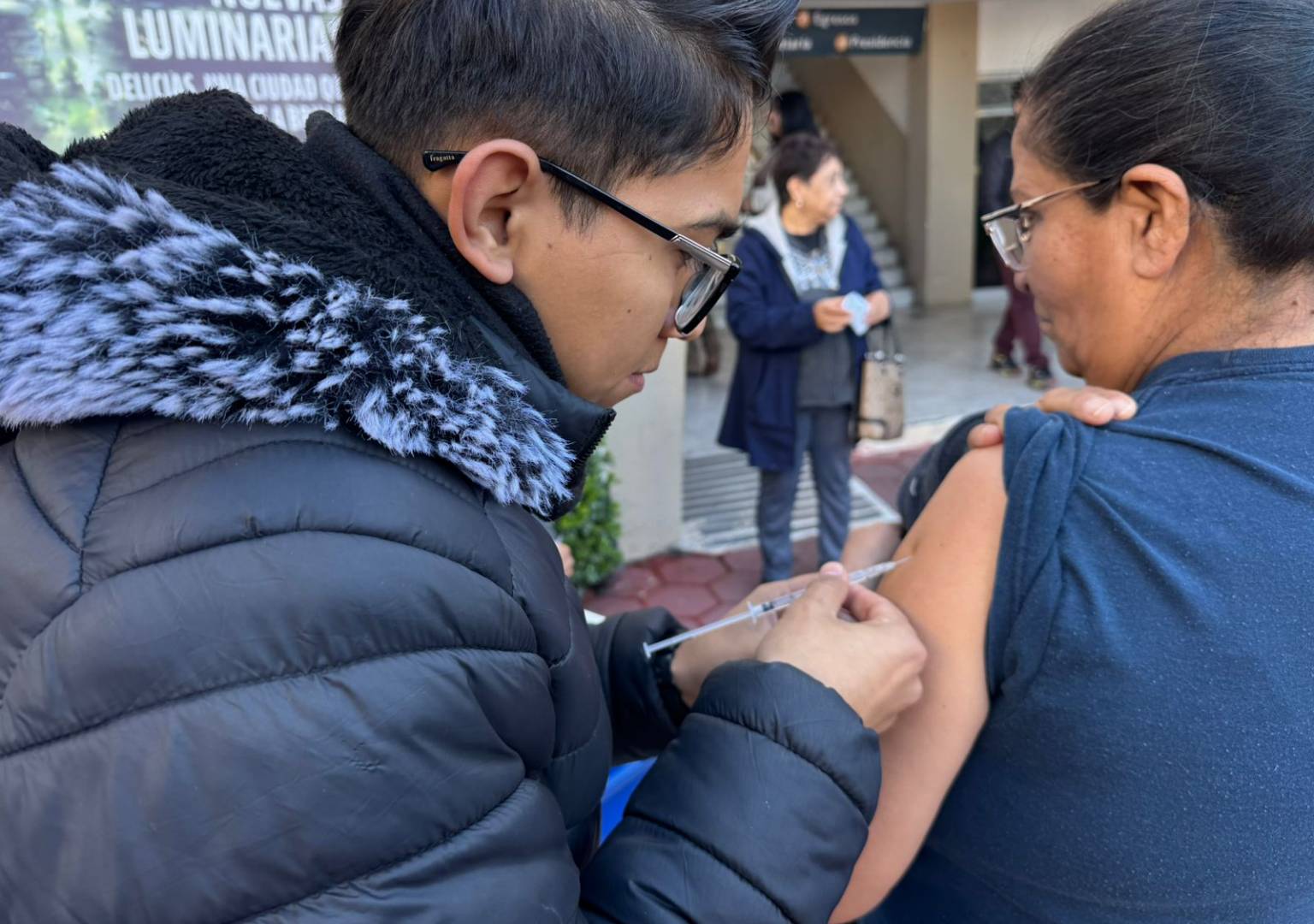 Invitan a vacunarse contra influenza, COVID y neumococo en la explanada de Presidencia Delicias