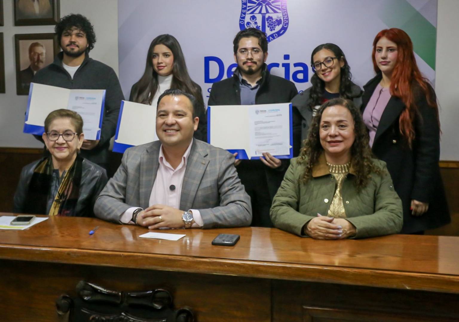 Reconoce Valenciano vocación de servicio de pasantes de Medicina que llevaron salud a las colonias