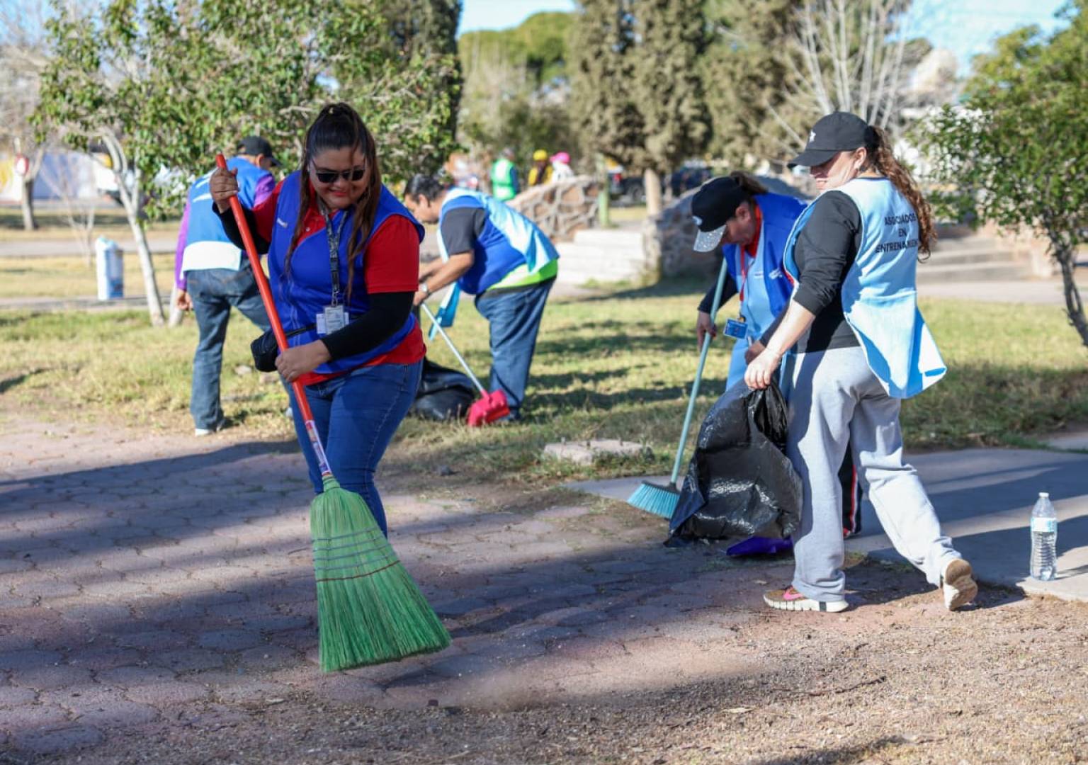 Realizan voluntariado para rehabilitar la Plaza Ferrocarril en coordinación con Walmart y Gobierno Municipal