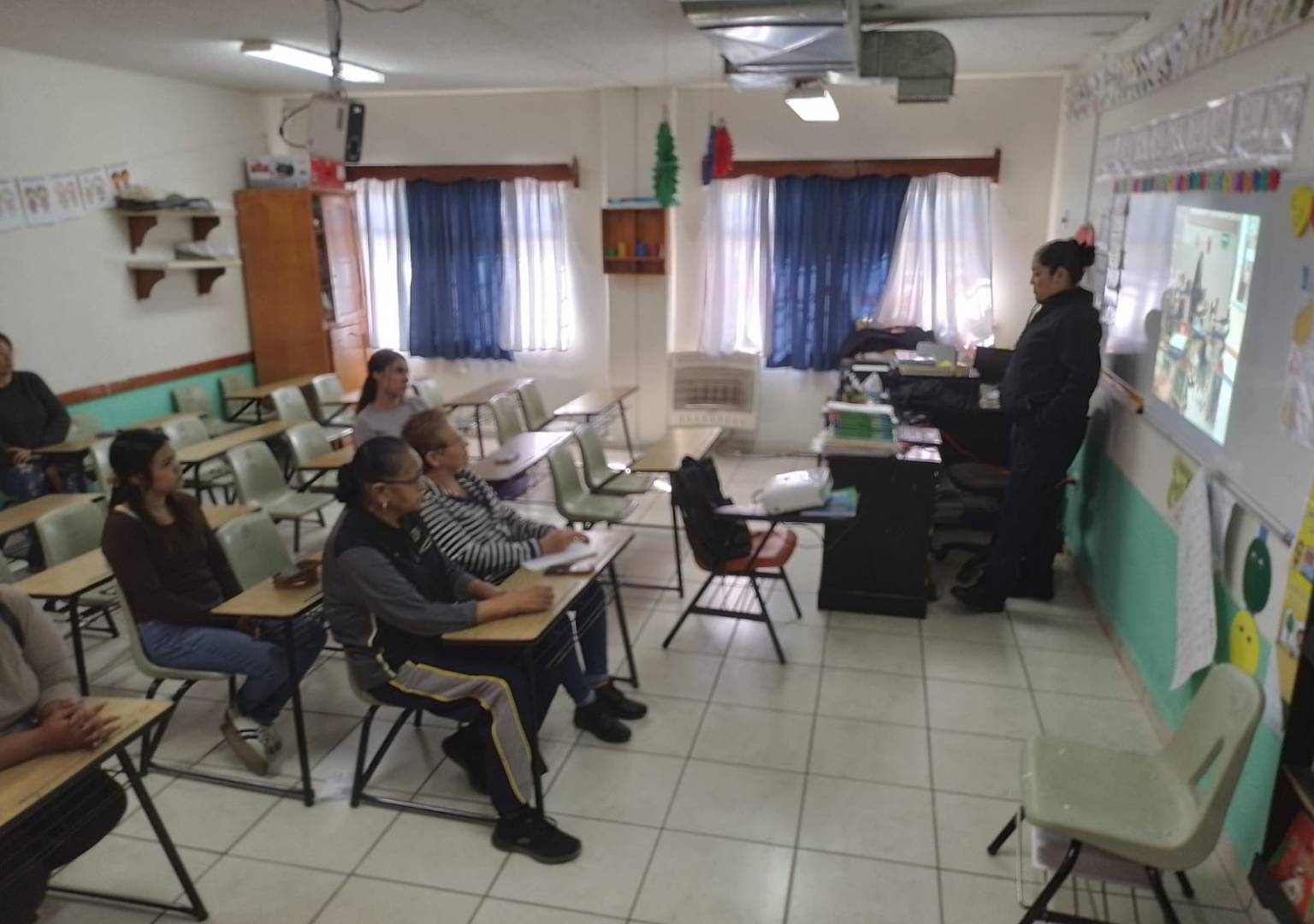 Lleva Prevención del Delito plática informativa a la primaria José Reyes Baeza en Delicias