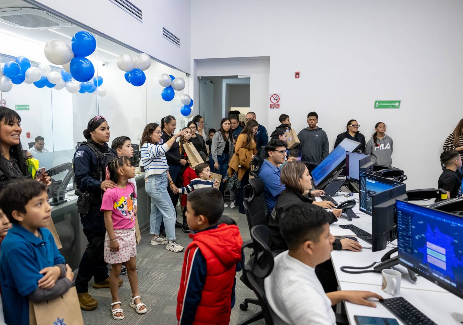 Hijos de policías conocen el trabajo de sus padres en programa Somos Familia, Somos Seguridad