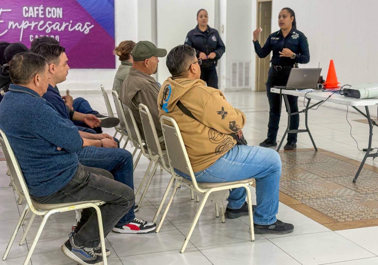 Brindan plática de conducción a la defensiva a operadores de plataforma de transporte en Delicias