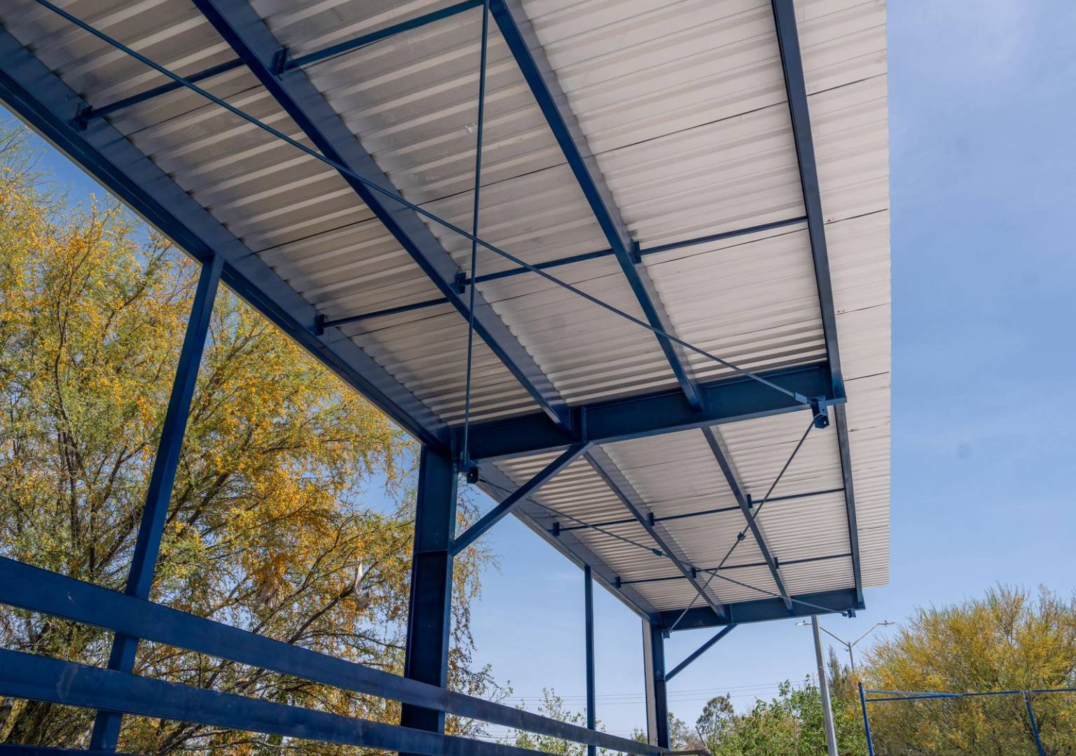 Concluye Obras Públicas techumbre en gradas de la colonia Campesina