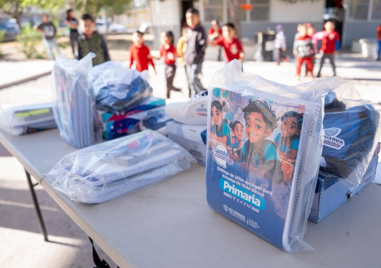 Alcalde de Delicias entrega útiles, uniformes y tenis a 10 mil estudiantes en coordinación con el Estado