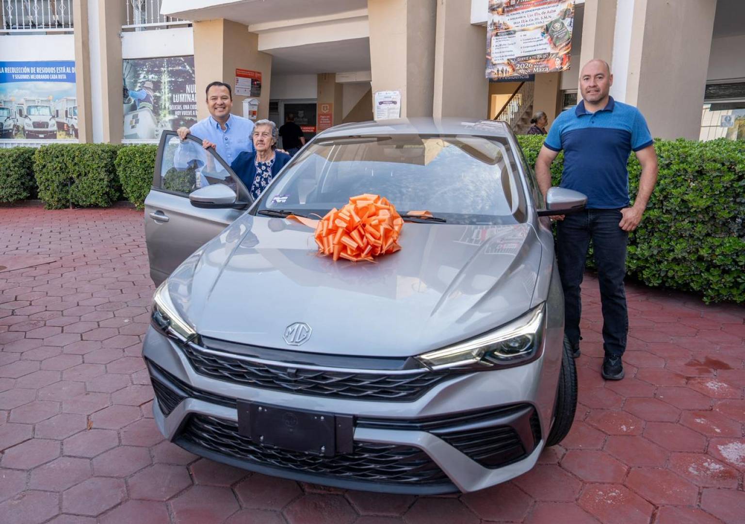 Entrega Jesús Valenciano García vehículo a ganadora del Sorteo Contribuyente Cumplido 2026