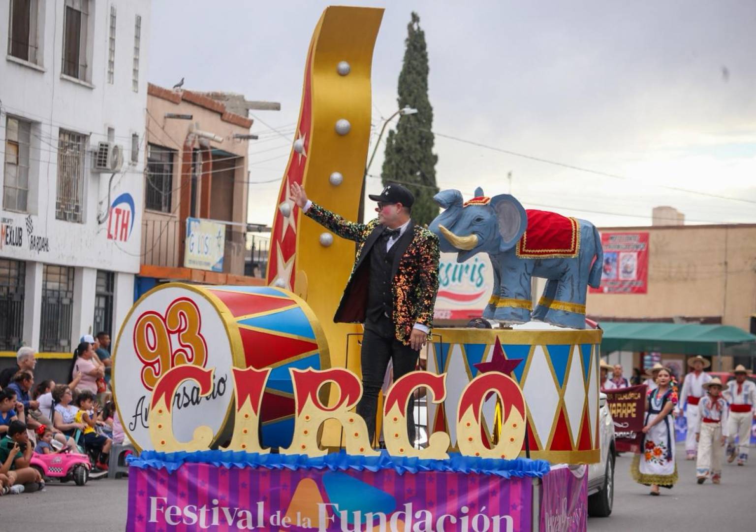 Valenciano encabeza el Desfile de la Fundación 2026 ante miles de asistentes