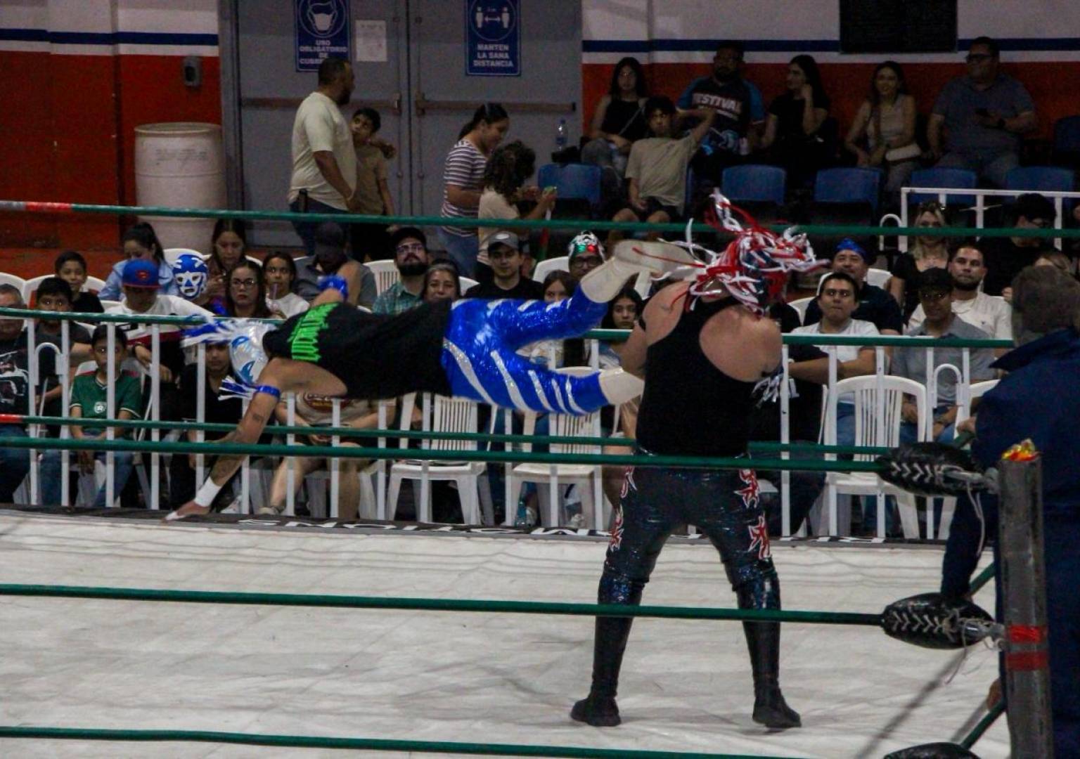 Vibró Delicias con espectacular función de lucha libre en el Gimnasio Municipal