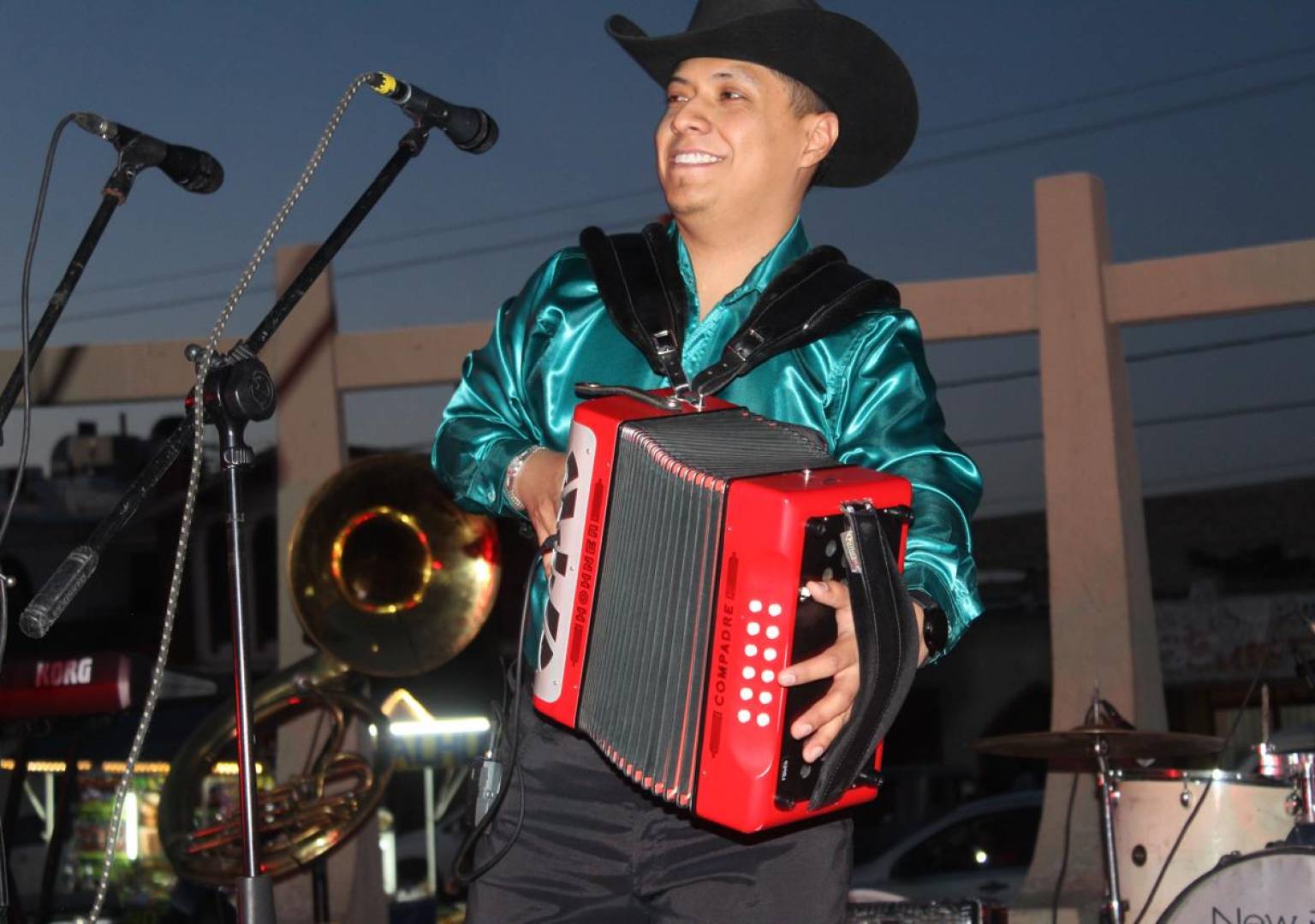 Bailan y disfrutan familias durante Miércoles de Serenata en Delicias