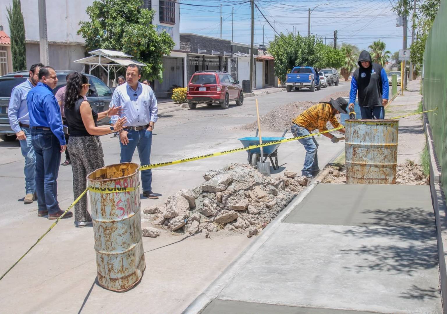 Supervisa Jesús Valenciano rehabilitación de banquetas y mejoras en escuelas de Delicias