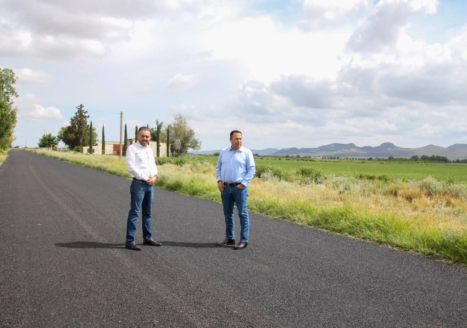 Supervisa Jesús Valenciano rehabilitación de carretera entre Morelos y Cuauhtémoc