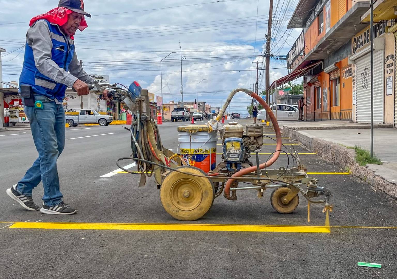Inician municipio trabajos de pintura vial en la avenida Octava Sur en Delicias