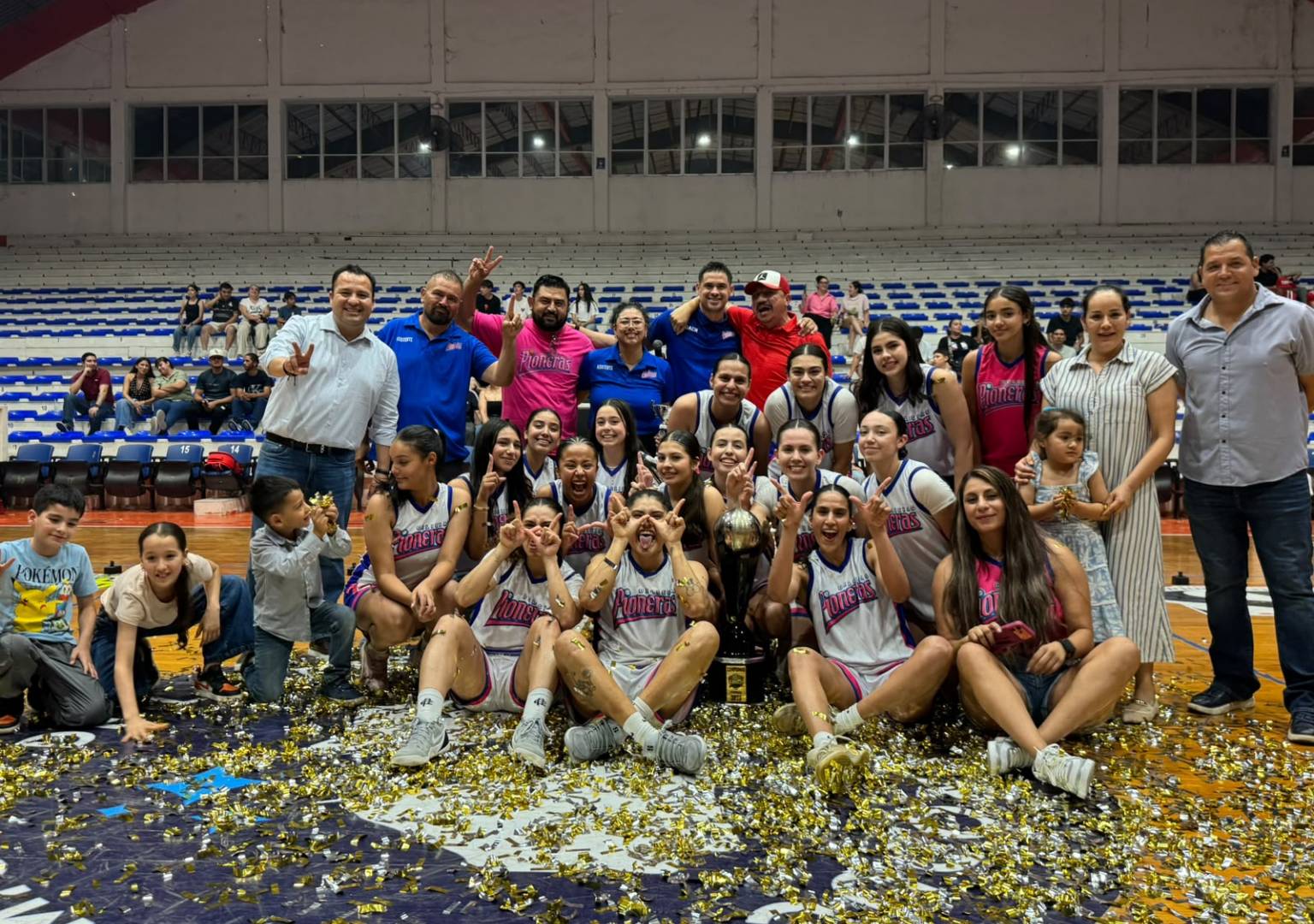 Reconoce Jesús Valenciano a jugadoras y afición por el campeonato de Pioneras