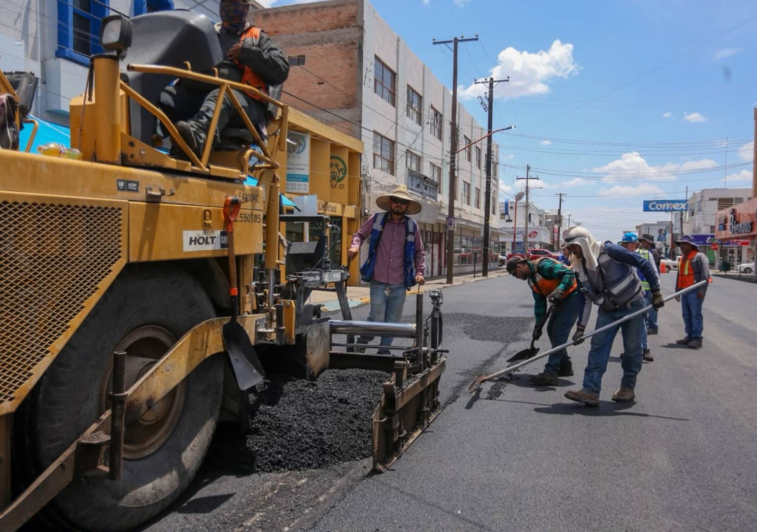 Supervisa Jesús Valenciano avance de pavimentación en la calle Segunda Norte