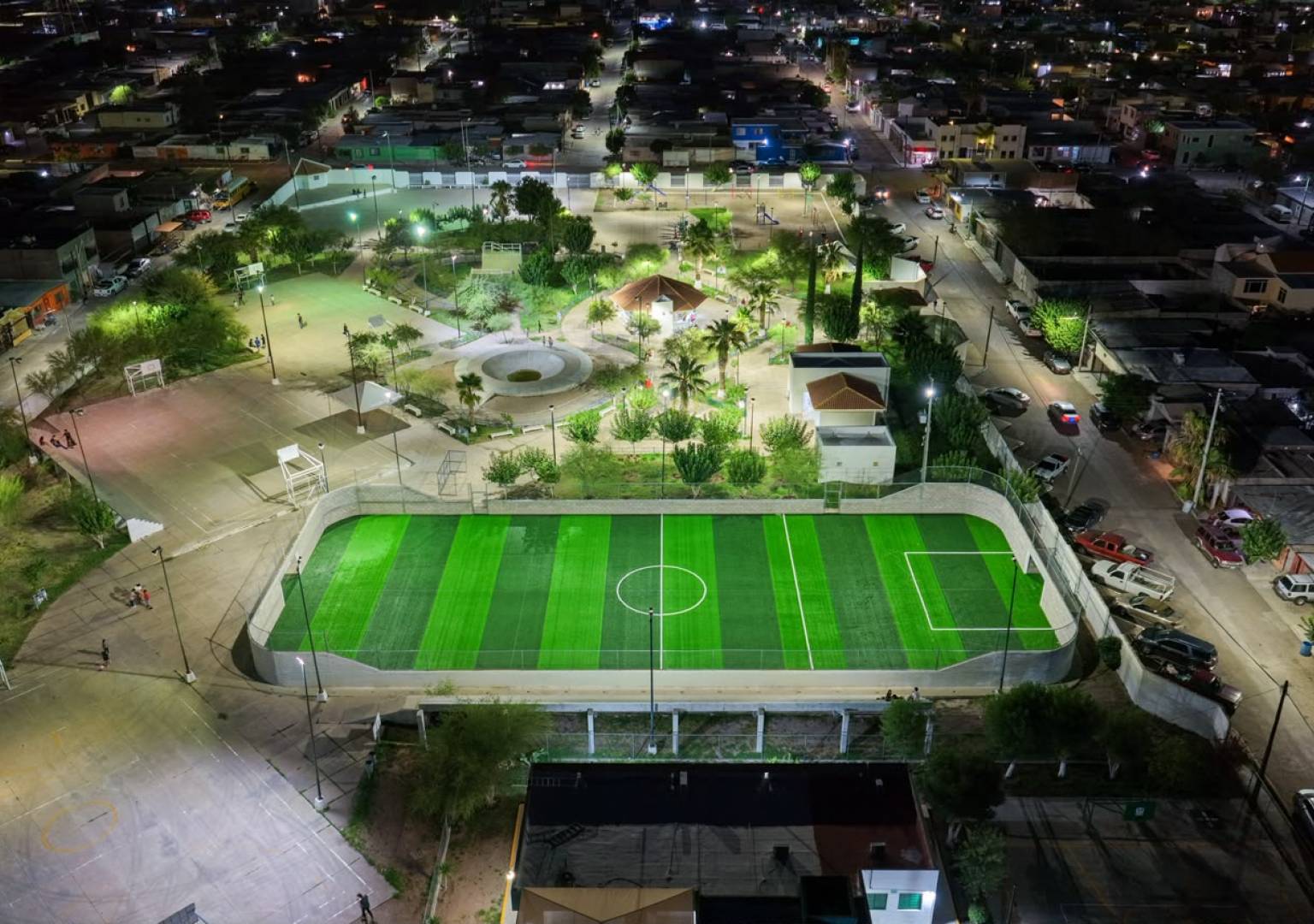 Renueva Gobierno Municipal alumbrado de la Macroplaza y rehabilita cancha de fútbol rápido