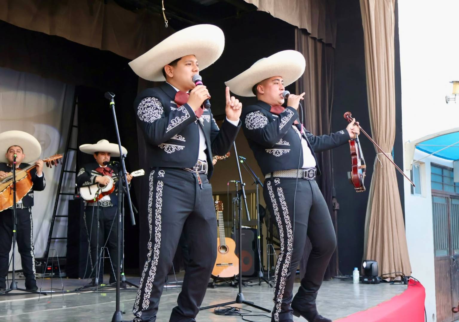 Conquista “Bajo el Cielo de Chihuahua” al público de Delicias con presentación de mariachi
