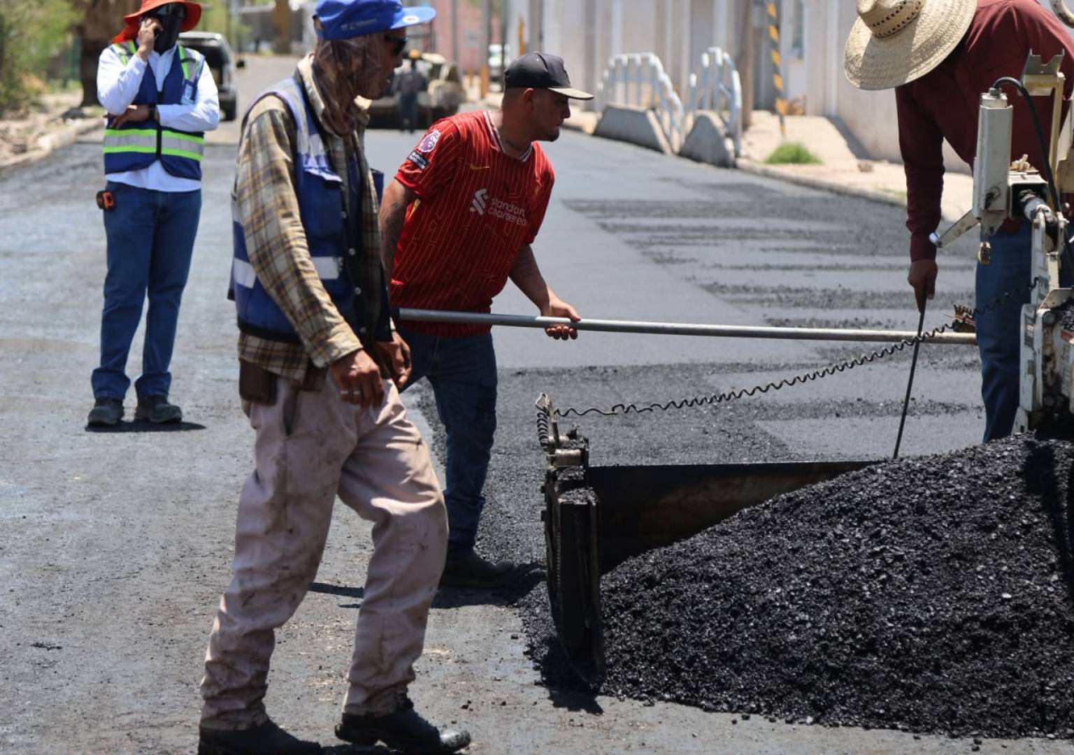 Avanza pavimentación de la avenida Octava Oriente y fortalece conexión comercial de Delicias