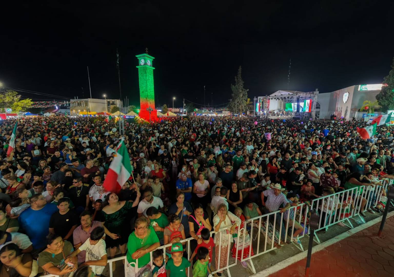 Más de 10 mil personas abarrotan el Reloj Público durante el Grito encabezado por Jesús Valenciano