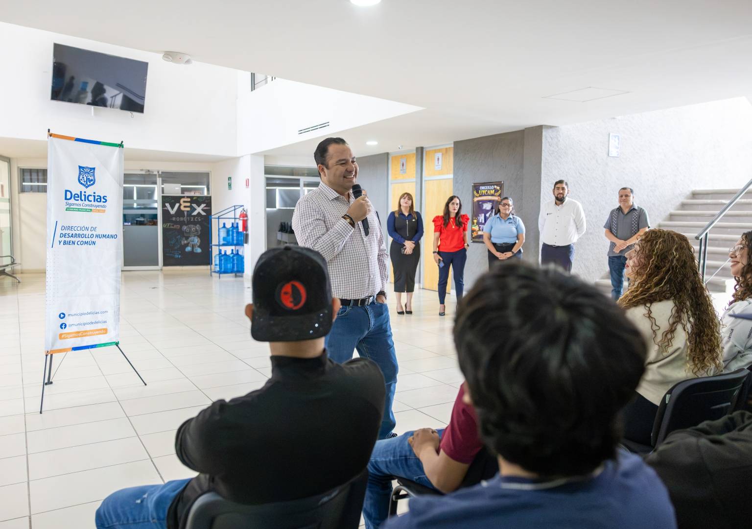 Valenciano llama a jóvenes de la UTCAM Meoqui a mejorar su comunidad con su talento e ideas