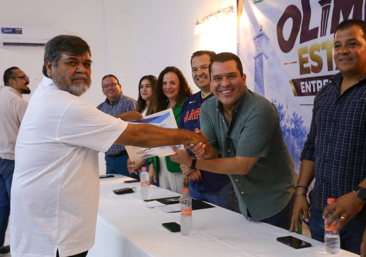 Reconoce Jesús Valenciano a entrenadores que llevaron a Delicias al tercer lugar en la Olimpiada Estatal