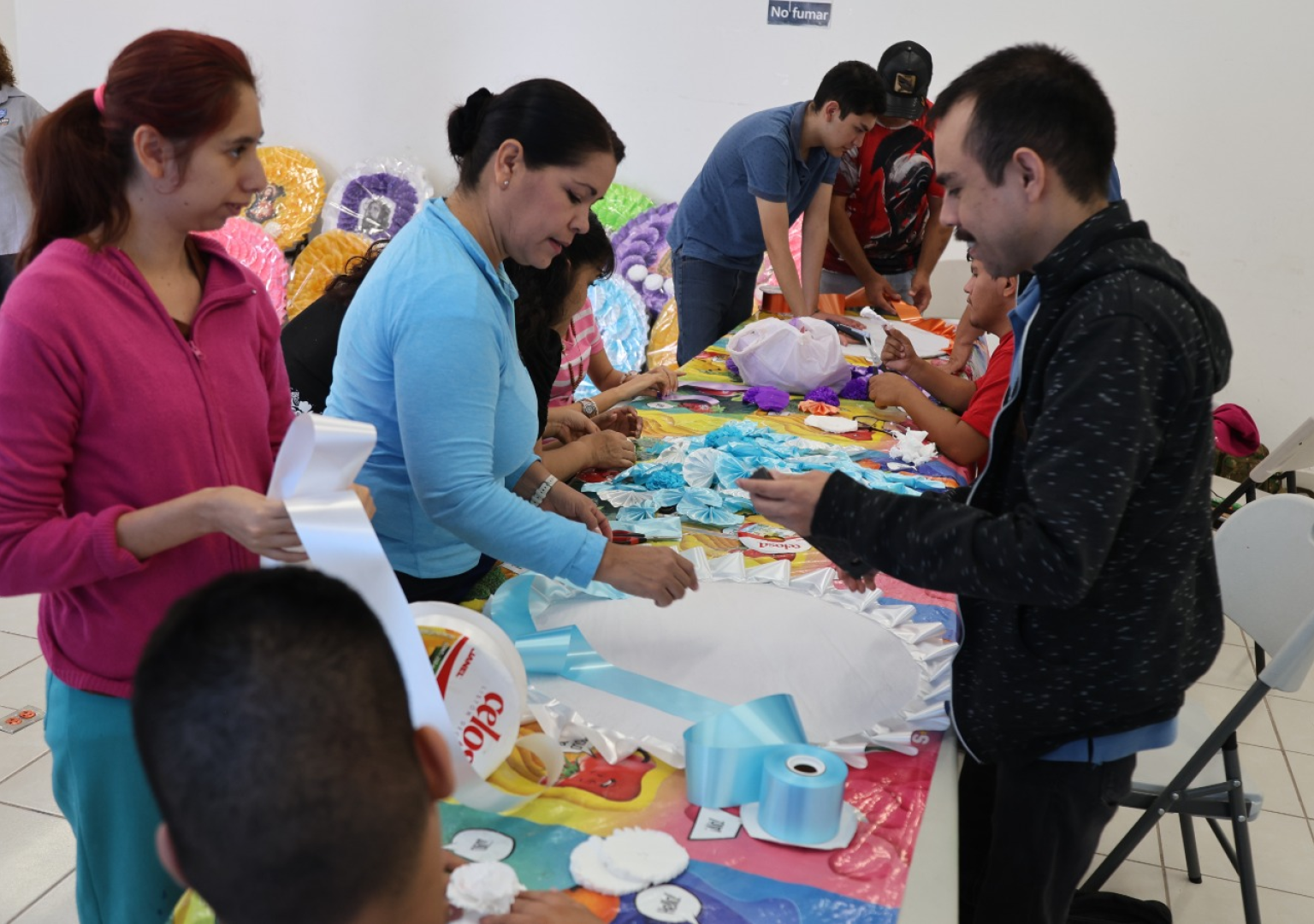 Talento e inclusión en Delicias: Adaptando Estrellas ofrece coronas para Día de Muertos