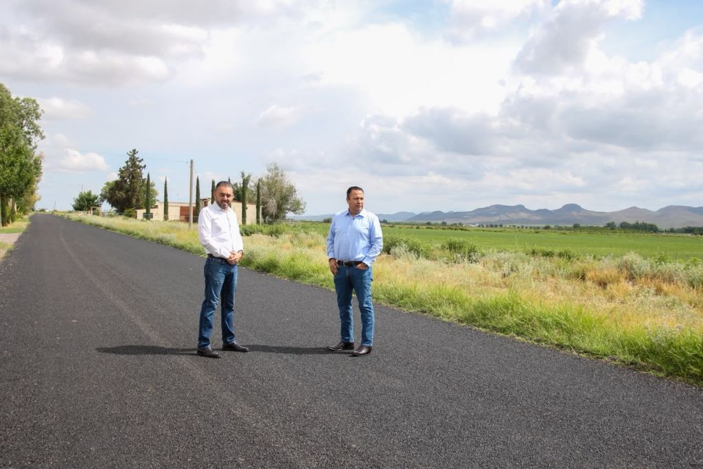 Supervisa Jesús Valenciano rehabilitación de carretera entre Morelos y Cuauhtémoc