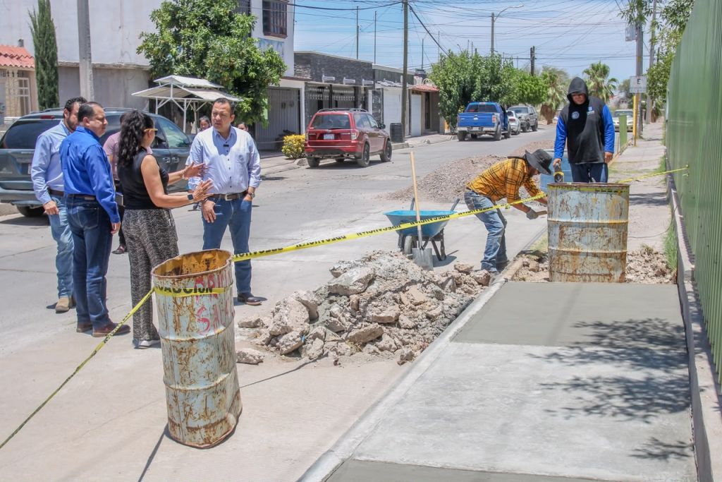 Supervisa Jesús Valenciano rehabilitación de banquetas y mejoras en escuelas de Delicias